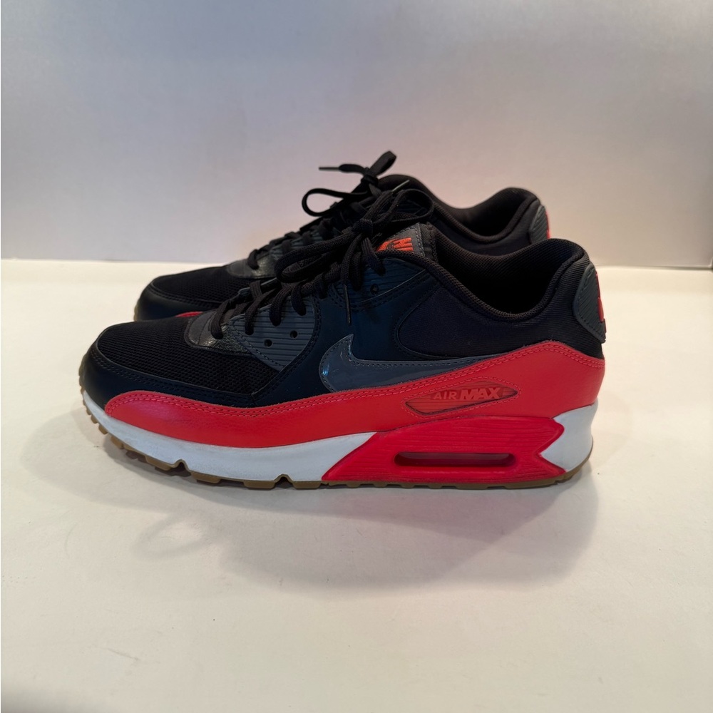 Like New Nike Air Max 90 Essential Sneakers